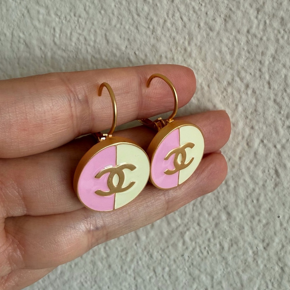 💖CHANEL Pink and White CC Round Drop Earrings with Gold-Tone Logo🤍 - Picture 5 of 12